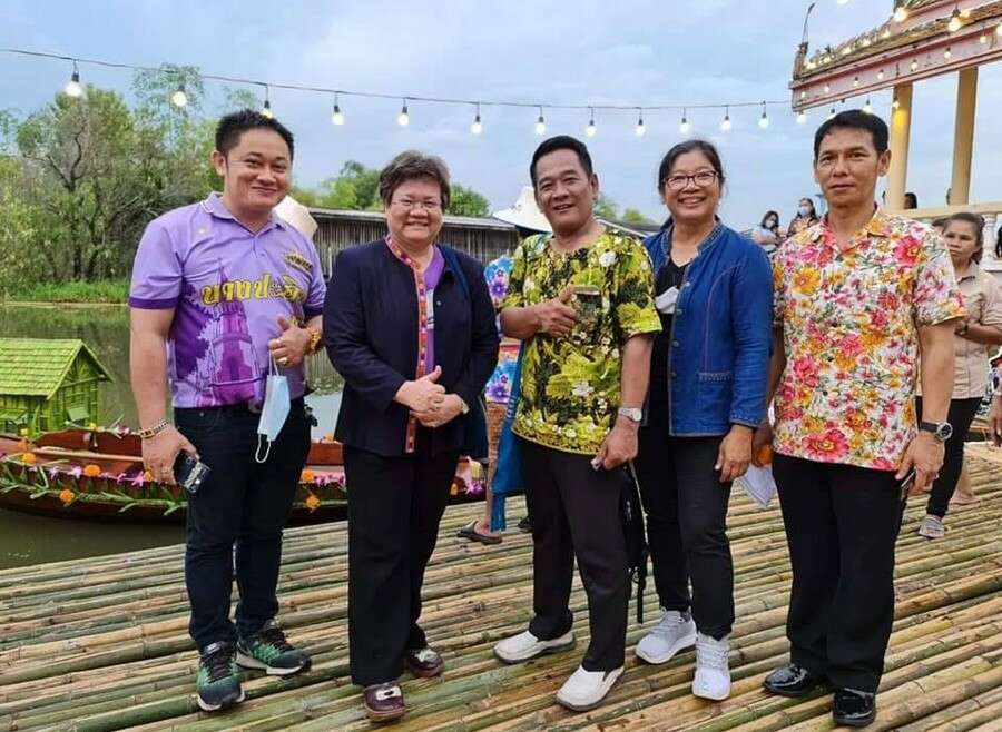 กรรมการประกวดเรือสวยงามในงานประเพณีลอยกระทงตาลปัตร