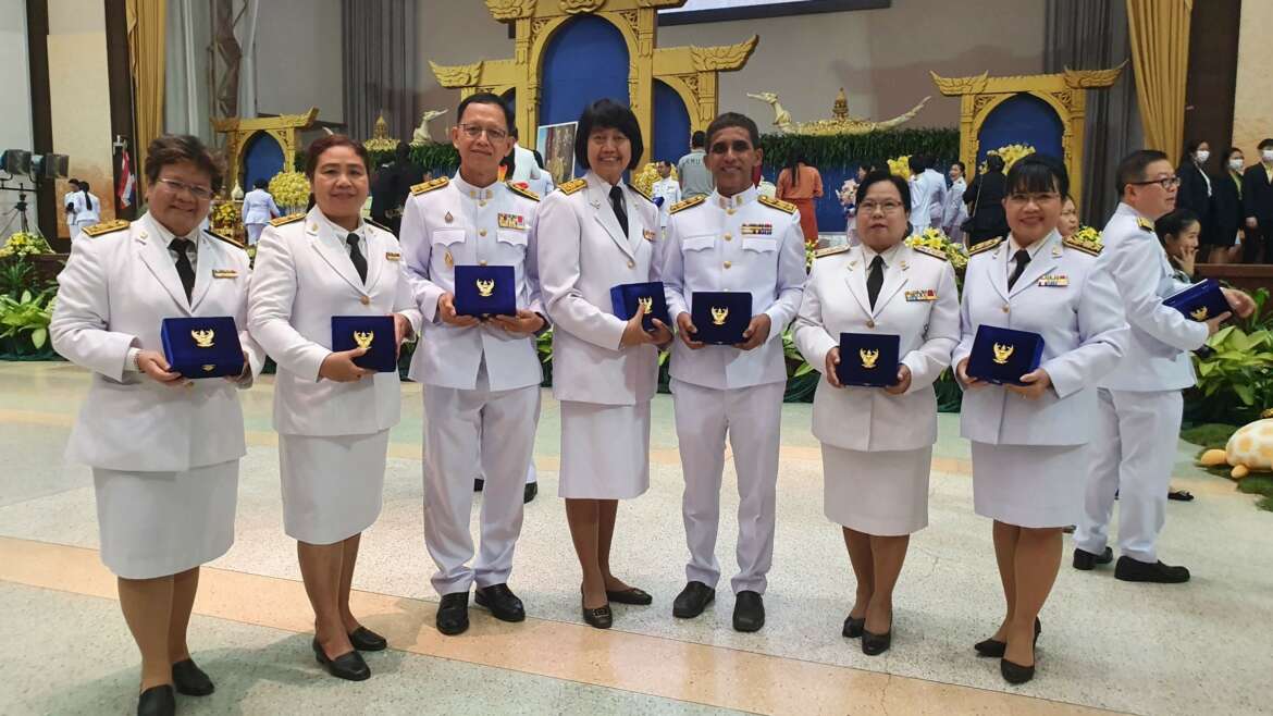 เข้ารับพระราชทานเครื่องราชอิสริยาภรณ์