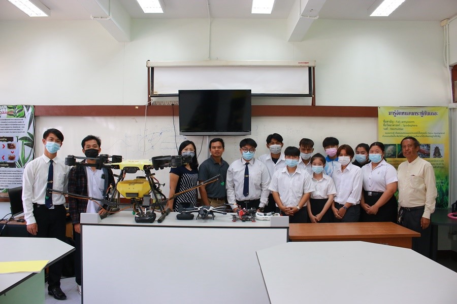 อบรมให้ความรู้การใช้โดรนทางการเกษตรฉีดสารควบคุมศัตรูพืช