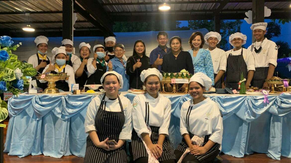 ร่วมเป็นกรรมการตัดสินการประกวดเมนูอาหาร ปลาสลิดและกุ้ง